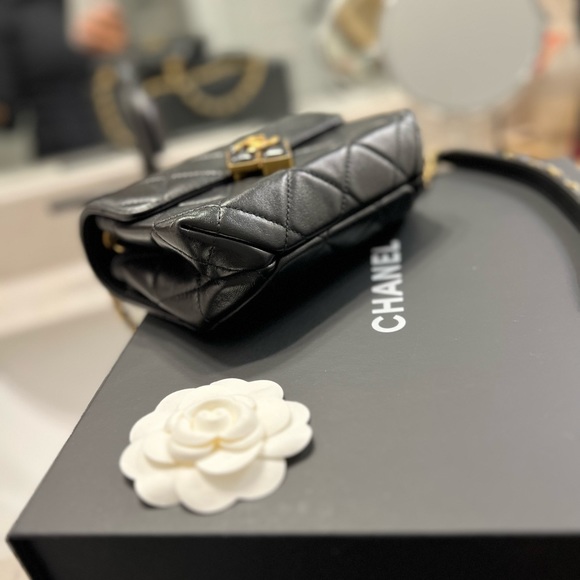 EXTREMELY RARE!!! Black Chanel FlapBag
(AGNEAU/RESINE/M/BLACK) - Picture 6 of 15